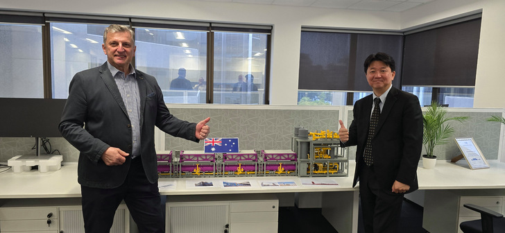 Von links: Johann Rinnhofer (CEO thyssenkrupp nucera Australia), James Rhee (Managing Director von PGS) vor einem Modell des 20-MW-Scalum-Moduls. 