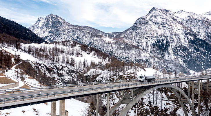 Wintererprobung des Mercedes-Benz GenH2 Truck in der Schweiz.