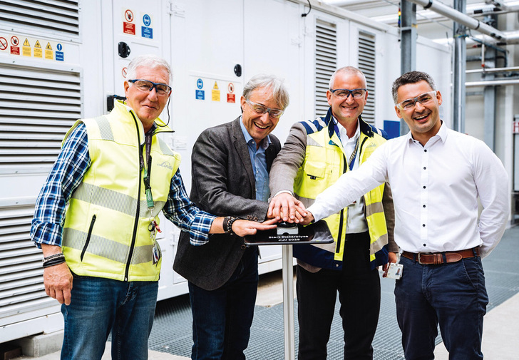 Robert Schmid (Projektleiter Linde), Thomas Reisinger (Vorstand für Operations Infineon Austria), Botond Tordai (Director Operations Linde), Stefan Walder (Projektleiter Infineon Austria)