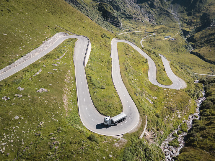 Nächste Generation Brennstoffzellen-Lkw: Beim Sommer-Test in den Schweizer Alpen gab es auch steile Anstiege.
