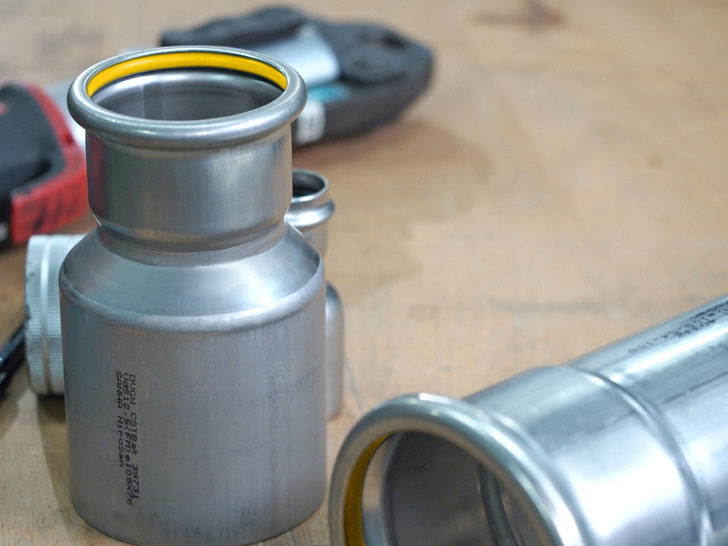 Bauteile aus dem wasserstofftauglichen Rohrsystem NiroSan Gas.