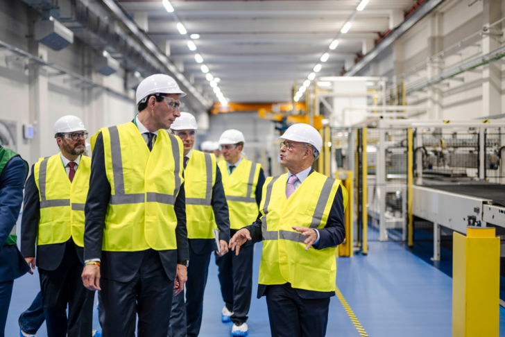 Gäste und Industriepartner besichtigen die Produktionsanlage bei Agfa. 