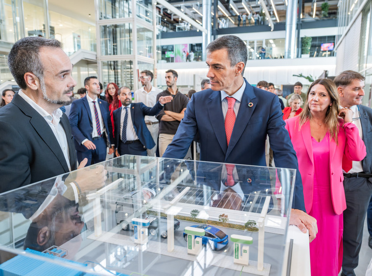 Spaniens Premierminister Pedro Sanchez verschafft sich einen Eindruck von dem dezentralen Methanol-Reformer. 