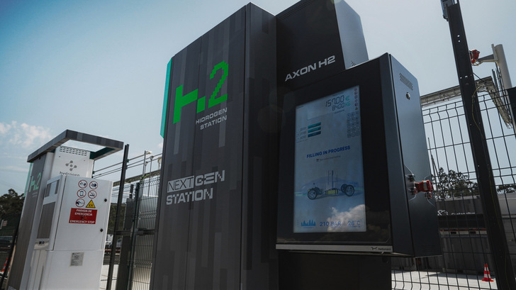 Wasserstoff-Tankstelle mit digitalem Display
