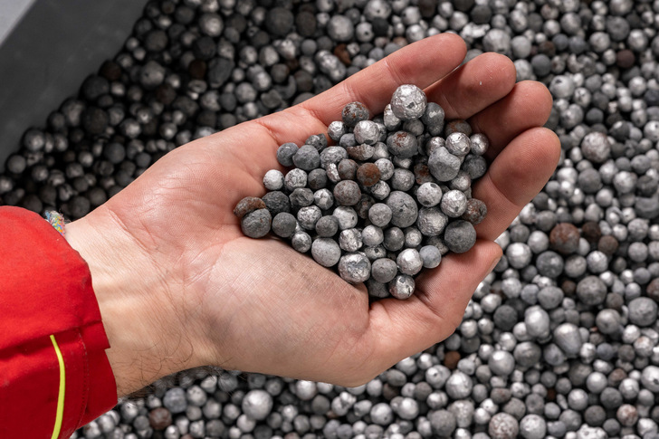 Nuggets for Energy Storage. The silvery-grey nuggets are loaded and consist of iron, the rust-brown ones consist of iron oxide and are unloaded.