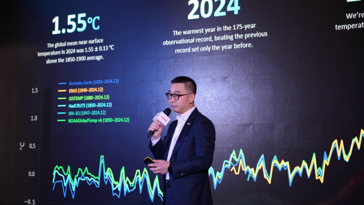 Dennis She, Vizepräsident von Longi, stellte in London das Energiekonzept „Stability Triangle“ vor.