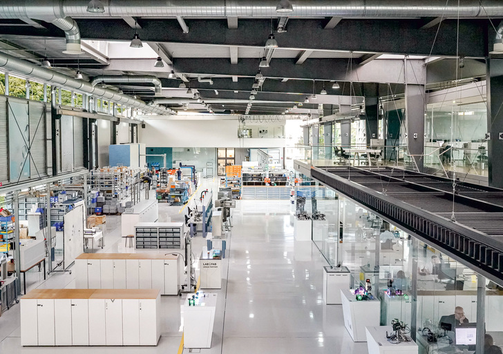 Blick auf die Fabrikhalle mit den Systemhäusern