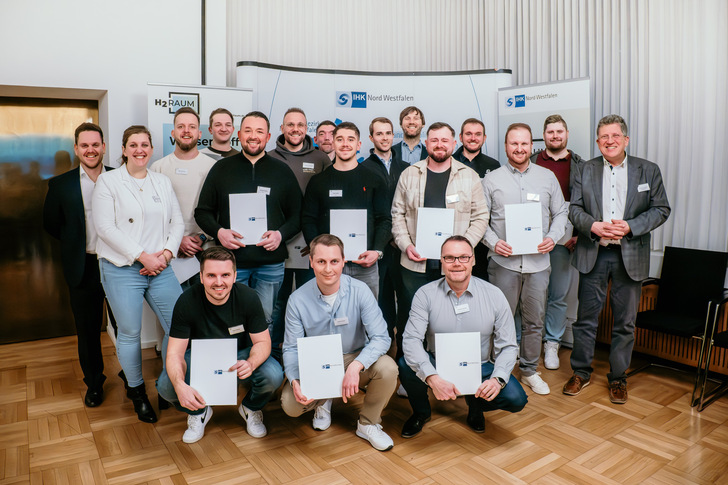 Die ersten Absolventen mit Vertretern der entsendenden Unternehmen. 