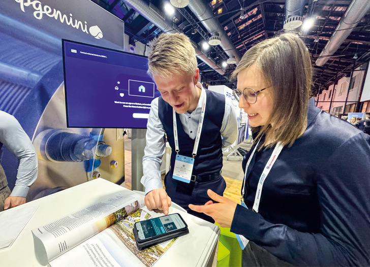 Technikbegeistert: Rico Löser, Fraunhofer IWU und Kristina Baitalow von Capgemini. 