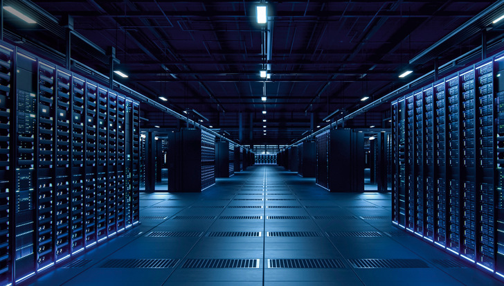 Rechenzentren benötigen viel Strom – und immer auch eine Absicherung gegen einen Stromausfall. 