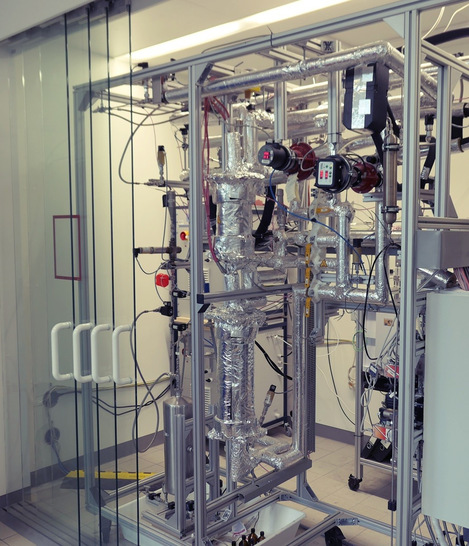 Mini-plant for converting blast furnace gases into methanol.