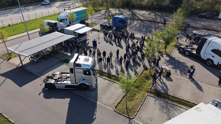 Am Evonik-Chemiepark Marl präsentierte H2 Green Power & Logistics neue Entwicklungen im Wasserstoff-Tankstellennetz und bei H2-betriebenen Trucks.