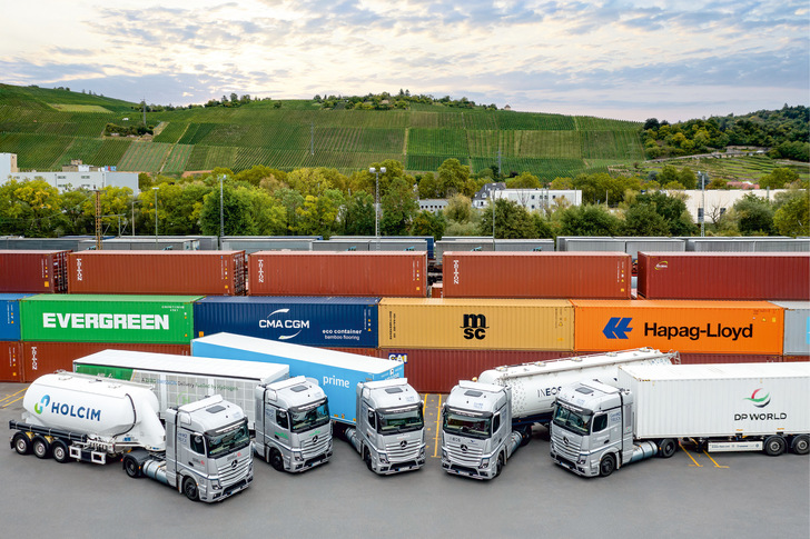 Fünf Daimler-GenH2-Wasserstoff-Trucks pendeln seit gut anderthalb Jahren in den Regionen zwischen den beiden derzeit zur Verfügung stehenden Flüssig-H2-Tankstellen in Duisburg und Wörth am Rhein.