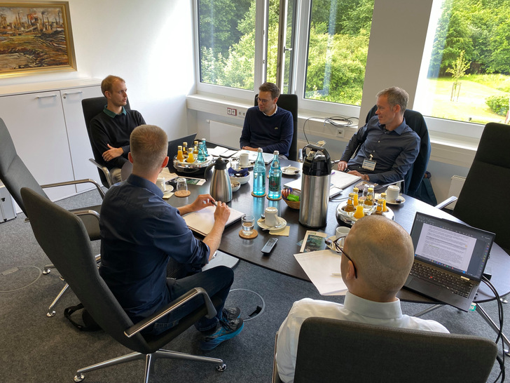 Arbeitstreffen von H2Raum. Von links: Tim Peil, Tilman Cremer (beide Fraunhofer IEG), Tobias Sieker, Tobias Großer (beide Trianel GmbH), Sahand Saadat (Fraunhofer IEG). 
