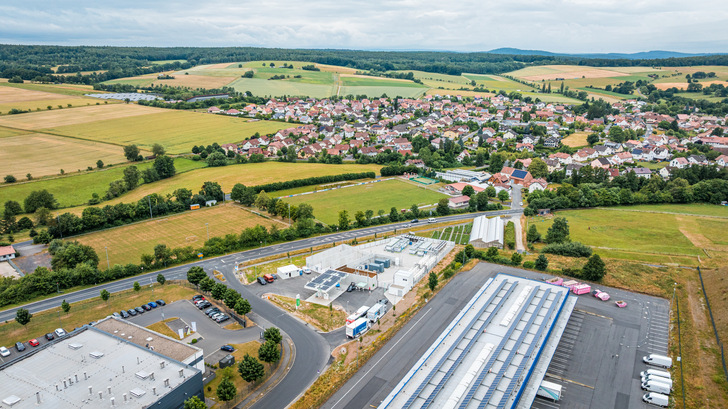Der von ABO Energy an Tyczka Hydrogen verkaufte Wasserstoff-Hub mit 350-bar-Tankstelle, 5-MW-PEM-Elektrolyseur und Trailer-Abfüllstation.
