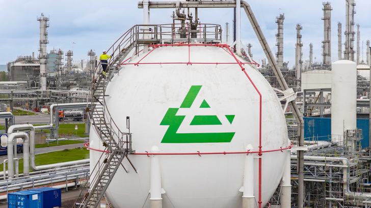 Liquid hydrogen storage tank in Rotterdam