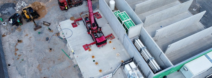 Construction of the electrolysis plant in Schweinfurt.