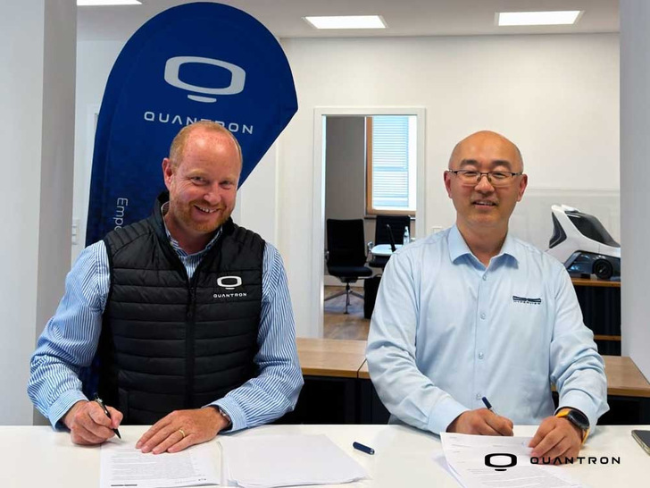 Andreas Haller, CEO der Haller Group und Gründer der Quantron, und Dr. Feilong Liu, Gründer und CEO von HyperView