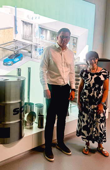 CEO Florian Weil und Vertriebsassistentin Susanne Tegel in ihrem Werk in Müllheim. 