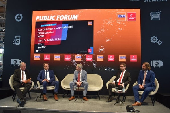 Die augenscheinlichste Neuerung war die große LED-Leinwand im Public Forum