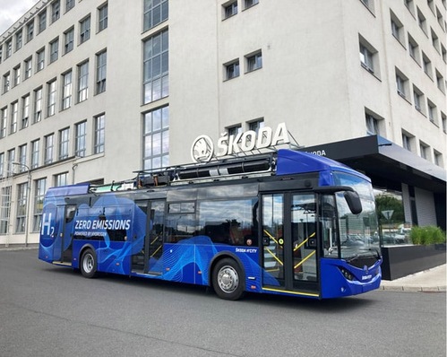 Der neue BZ-Bus von Skoda vor der Firmenzentrale