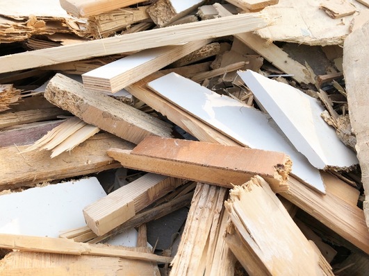 Span- oder MDF-Platten enthalten meist Harze und Phenole oder Lacke