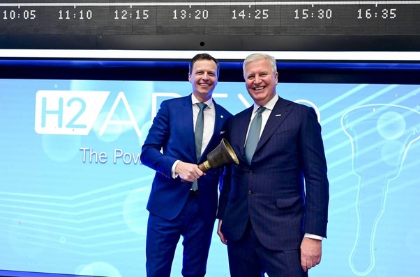 Peter Rößner (l.), CEO von H2APEX, und Roland Lienau, Aufsichtsratsvorsitzender von H2APEX, bei der Handelseröffnung in der Deutschen Börse