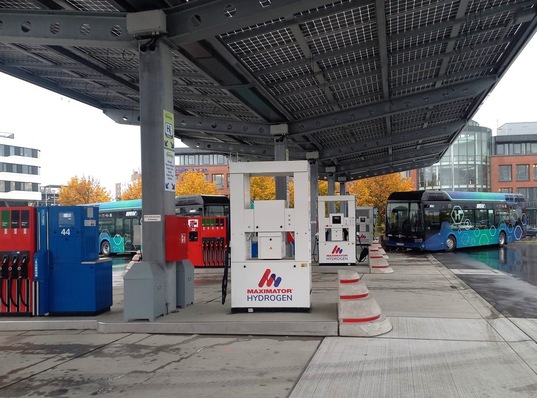 H2-Tankstelle Clean Energy Station: Gut zu erkennen ist die Photovoltaikanlage, mit der das Dach der Tankstelle vollflächig belegt ist.