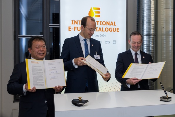 Unterzeichnung der Berliner Erklärung durch Bundesverkehrsminister Volker Wissing, den litauischen Minister für Verkehr und Kommunikation Marius Skuodis und den  japanischen Parlamentarischen Vizeminister für Wirtschaft, Handel und Industrie Taku Ishii (v. r.)