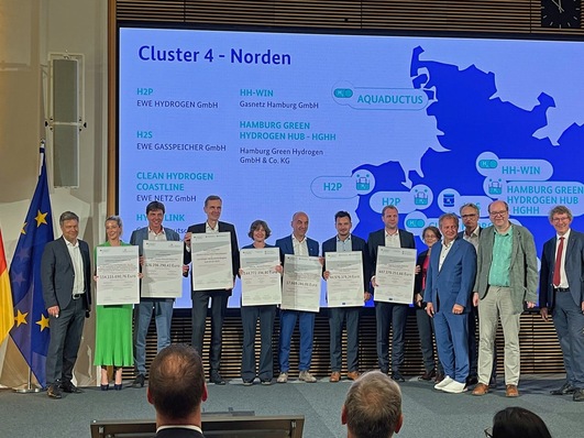 Bundeswirtschaftsminister Robert Habeck (von links) übergab die Hamburger Förderungen an Alexandra Bernstorff, Managing Director bei Luxcara, und Michael Dammann, Geschäftsführer Gasnetz Hamburg. Foto: Gasnetz Hamburg