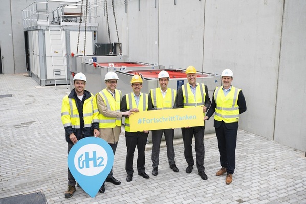 Baustelle in Frankenthal – P. Kröger u. M. Jüngel, H2 Mobility; T. Hezel, BASF; N. Meyer, Oberbürgermeister Frankenthal; D. Fanelsa, BASF; S. Rößler, Metropolregion Rhein-Neckar (v. l. n. r.)