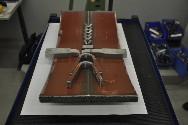 Einblick ins Werkstoffprüflabor: Ein Teil einer H2-Leitung mit Probenentnahmen nach entsprechenden Versuchen