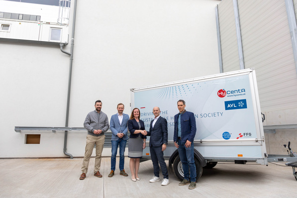 Von links: Gernot Hacker, Department Manager Business Development Hydrogen, AVL List GmbH, Thomas Stöhr, Senior Researcher and Project Manager, HyCentA Research GmbH, Gisele Amanicio, CEO Business & Finance, HyCentA Research GmbH, Helmut Iancu, Global Business Segment Manager Fuel Cell and Hydrogen System, AVL List GmbH, Stefan Brandstätter, Area Manager Circularity & System Optimization, HyCentA Research GmbH. 