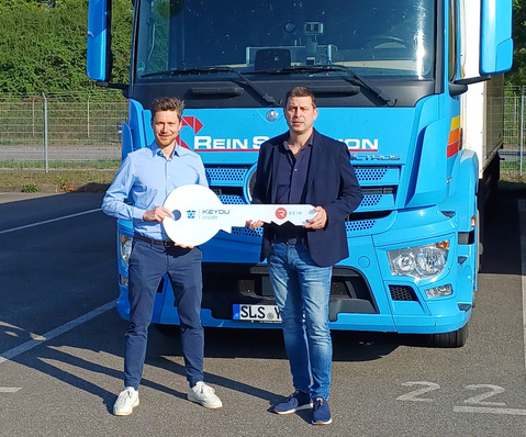 Schlüsselübergabe für den ersten Wasserstoff-Lkw von Keyou. 