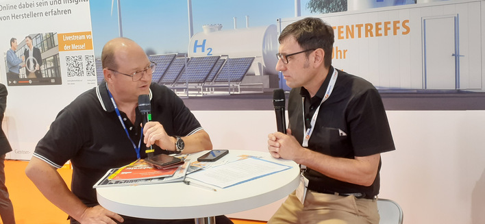 Experts Talk at The smarter E Europe: Guy Schaaf of Socomec is being interviewed by Joachim Berner, editor of Gebäude Energie Berater. 