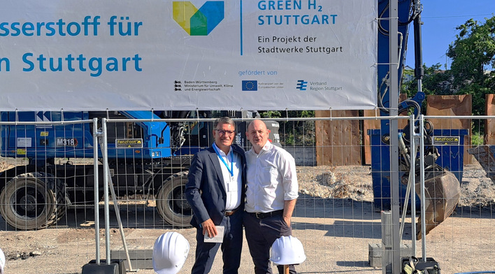 Peter Drausnigg, Technischer Geschäftsführer Stadtwerke Stuttgart und René Himmelstein, CSO der Maximator Hydrogen GmbH nach dem Spatenstich zum Green Hydrogen Hub in Stuttgart. 