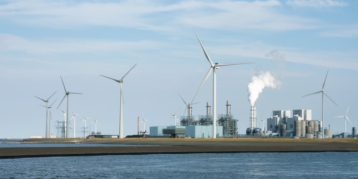 Gaskraftwerk mit Windenergie-Anlagen