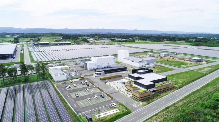 Das Fukushima Hydrogen Research Field. Mit einer Kapazität von 20 MW dient die angelegene Solaranlage sowohl der grünen Wasserstoffproduktion als auch der lokalen Belieferung mit erneuerbaren Energien. 
