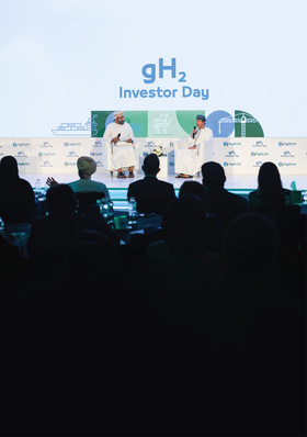 Update zum Stand der Wasserstoffpläne beim Investorentreffen in Muskat: Abdulaziz Al Shidani, Manager der staatlichen Wasserstoff-Organisation Hydrom (links), im Gespräch mit Omans Energieminister Salim Al Aufi.