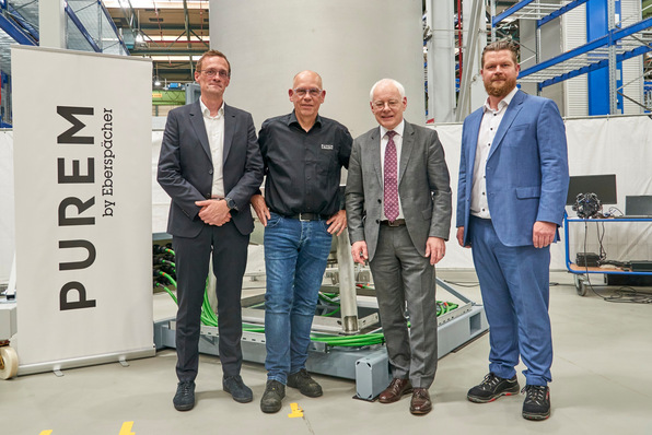 Vorstellung der ersten SOEC-Behälter im Eberspächer-Werk in Neunkirchen. Im Bild (von links): Kim Hedegaard, (Topsoe), Ralf Bickel (Purem by Eberspächer Neunkirchen), Jürgen Barke (Wirtschaftsminister des Saarlands) und Benjamin Brenkel (Purem by Eberspächer).