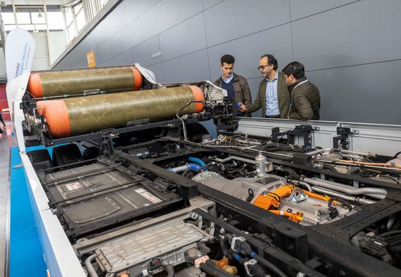 Innenleben eines Wasserstoff-Lkw mit Brennstoffzellen-Technologie auf der hy-fcell in Stuttgart 