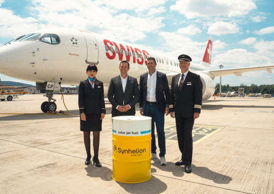 Jens Fehlinger, CEO of SWISS, Philipp Furler, Co-CEO and co-founder of Synhelion, and the cabin crew at the first delivery of the solar aviation fuel.