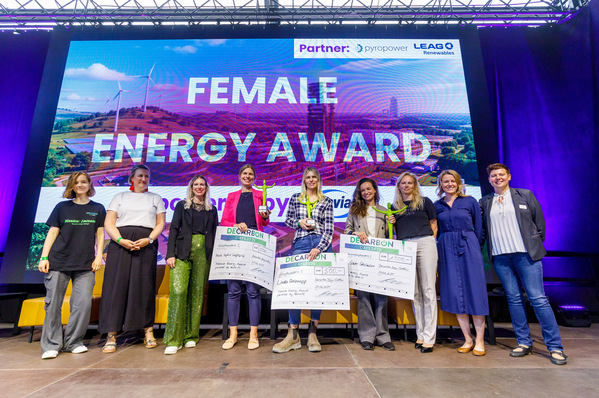 Die drei Finalistinnen v.l.n.r.: Marie Sophie Lafrentz (Founder & CEO Gexx aeroSol GmbH), Preisträgerin Anna Sauter-Getschmann (Gründerin von The Academy for Climate Jobs) sowie Linda Glasenapp (Head of Construction LEAG Renewables).