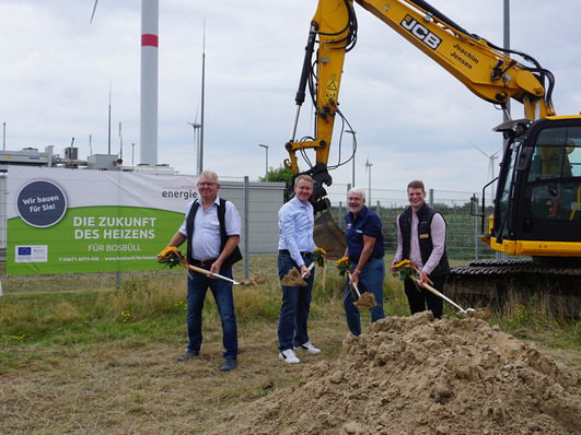 Schleswig-Holsteins Ministerpräsident Daniel Günther (zweiter von links) nutzte seine Sommerreise, um in Bosbüll schon mal einen symbolischen Spatenstich für den Wärmenetz-Ausbau zu machen. 