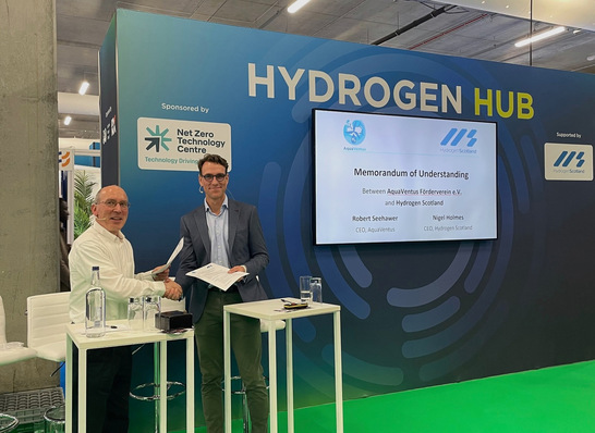 Handschlag für einen europäischen Wasserstoff-Markt: Nigel Holmes, Geschäftsführer von Hydrogen Scotland, und Robert Seehawer, Geschäftsführer von AquaVentus.