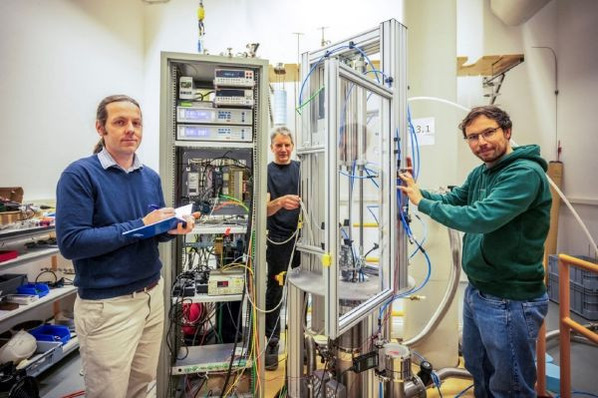 Tino Gottschall and Norman Schubert (HZDR) with Thomas Platte (MAGNOTHERM) in front of the HyLICAL demonstrator