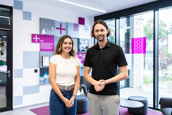 Neven Subotić, Gründer und CEO von Well:fair, und Tuğçe Uysal, Head of ESG & Sustainability bei Thyssenkrupp Nucera,