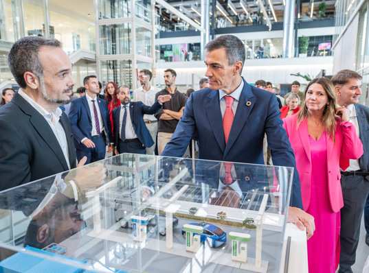 Spaniens Premierminister Pedro Sanchez verschafft sich einen Eindruck von dem dezentralen Methanol-Reformer. 