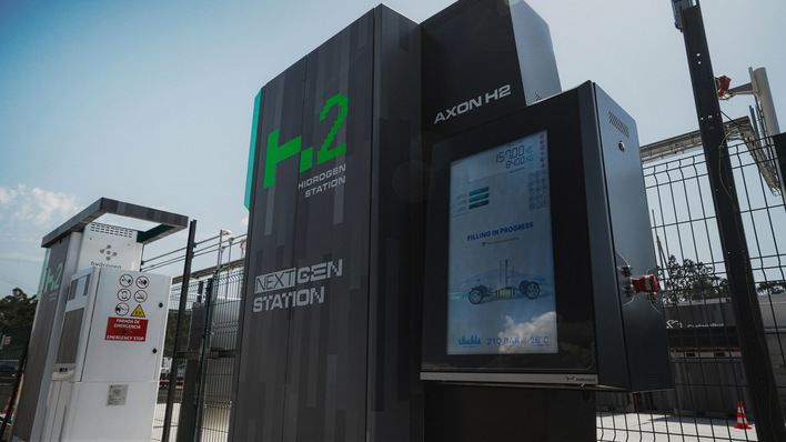 © Petrotec Wasserstoff-Tankstelle mit digitalem Display