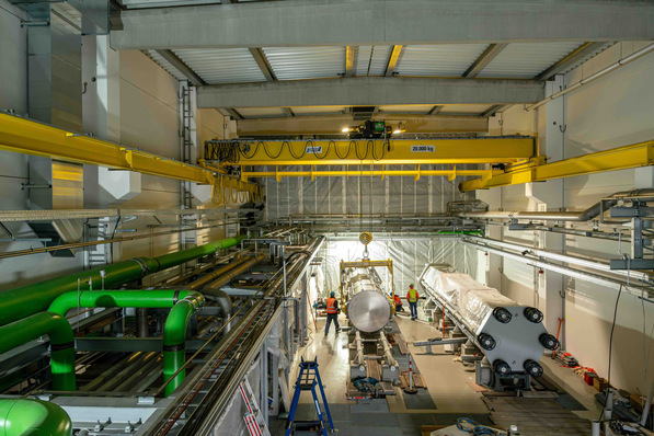 Da ist das Ding: Das Elektrolysestack wird im Energiepark Bad Lauchstädt angeliefert.